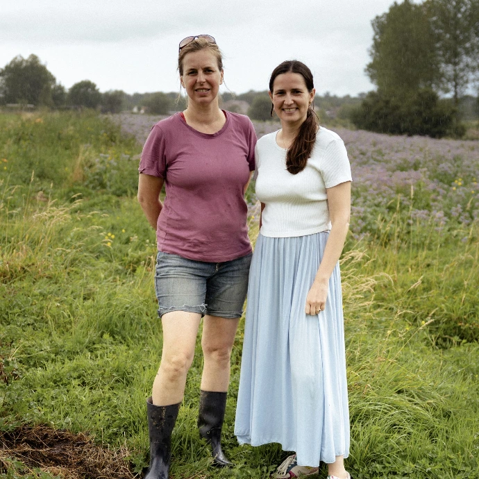 Camille, fondatrice Siprès qui pose avec un producteur pour une photo