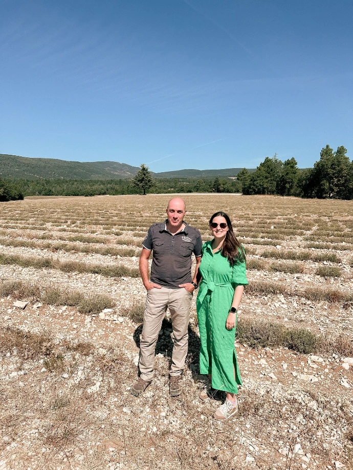 Camille, fondatrice Siprès qui pose avec un producteur pour une photo