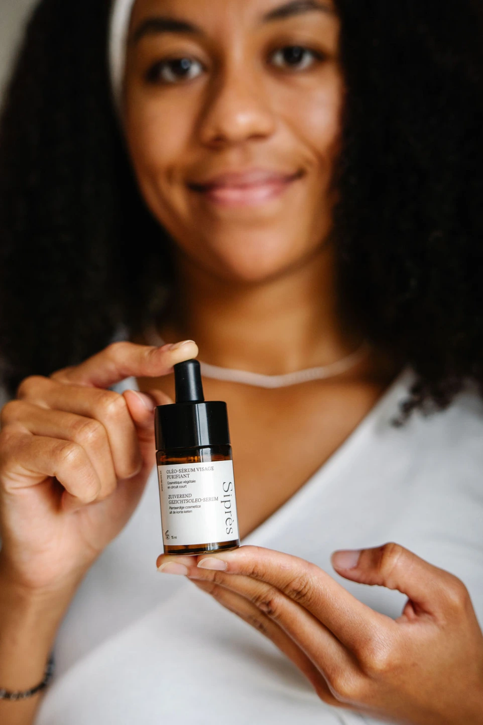 Femme tenant un produit Siprès