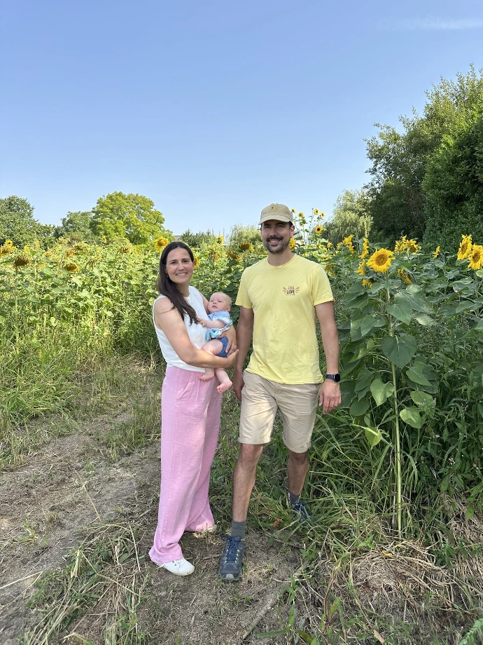 Camille, fondatrice Siprès avec son bébé qui pose avec un producteur