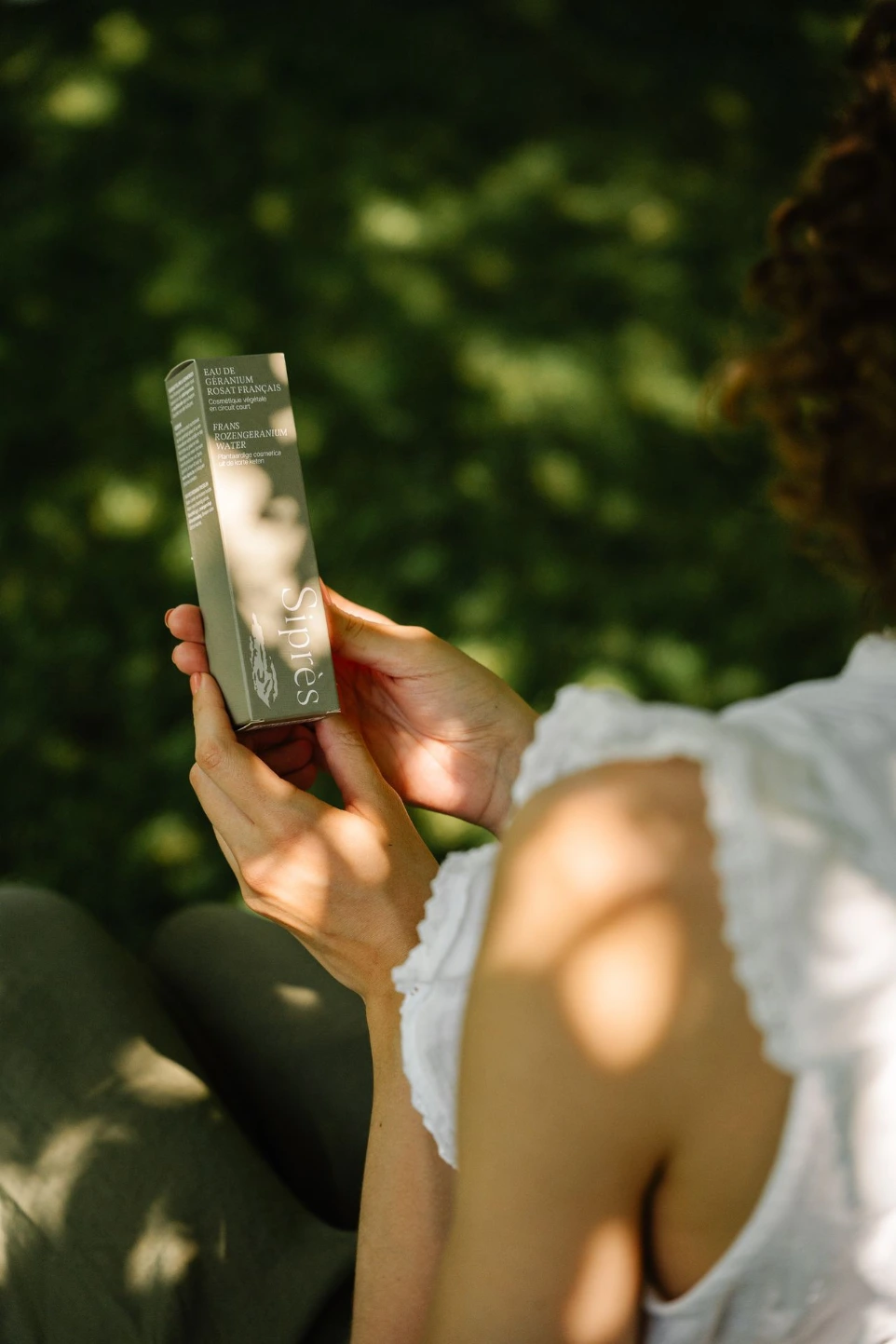 femme tenant un produit Siprès