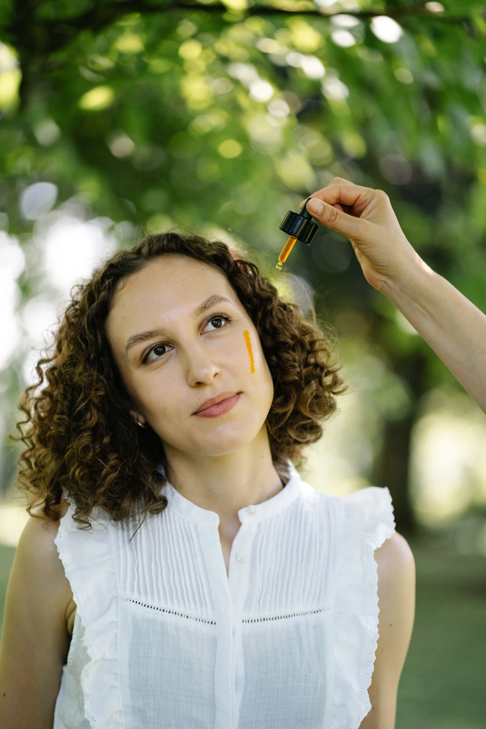 femme utilisant le produit à l'aide d'une pipette