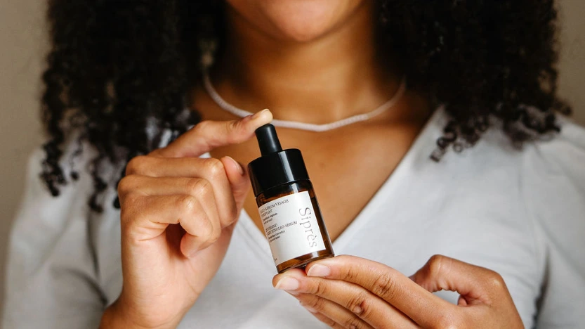 femme tenant un produit Siprès