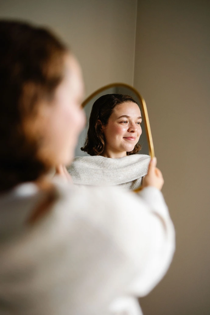femme qui pose pour Siprès