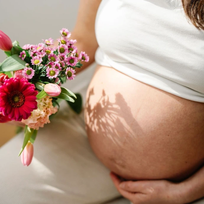 femme enceinte qui pose pour Siprès
