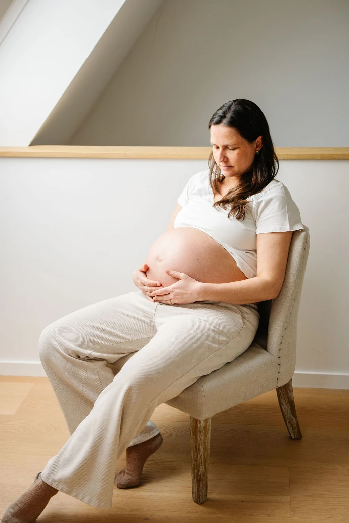 Femme enceinte posant pour Siprès