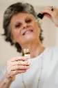 application oléo-sérum régénérant devant visage MF sourire.webp