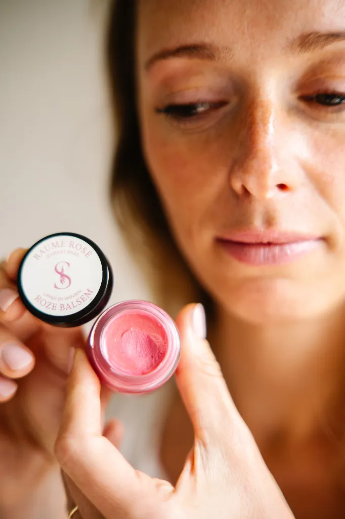 zoom baume rosé - portrait victoire. .webp