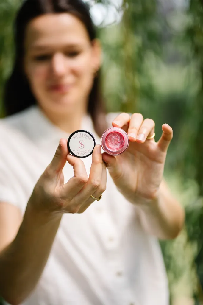 baume rosé ouvert mains devant Lorraine sourire.webp