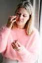 baume rosé application joues.webp