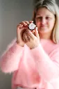 baume rose tenu mains sarah.webp