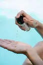 application et coulure huile corps sèche été mains Lou devant piscine.webp