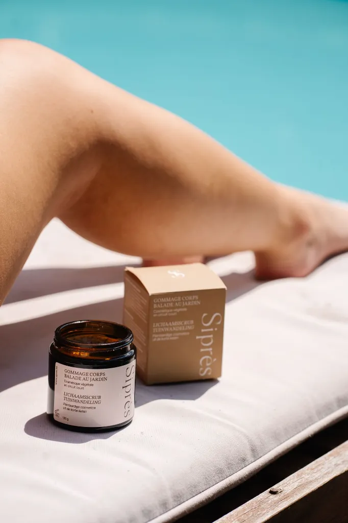 pot gommage balade au jardin et étui transat avec jambe et piscine.webp
