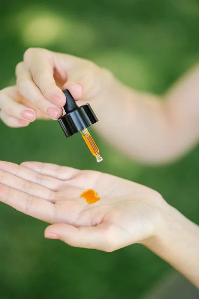 pipette mains oléo-serum visage bonne mine et application mains.webp